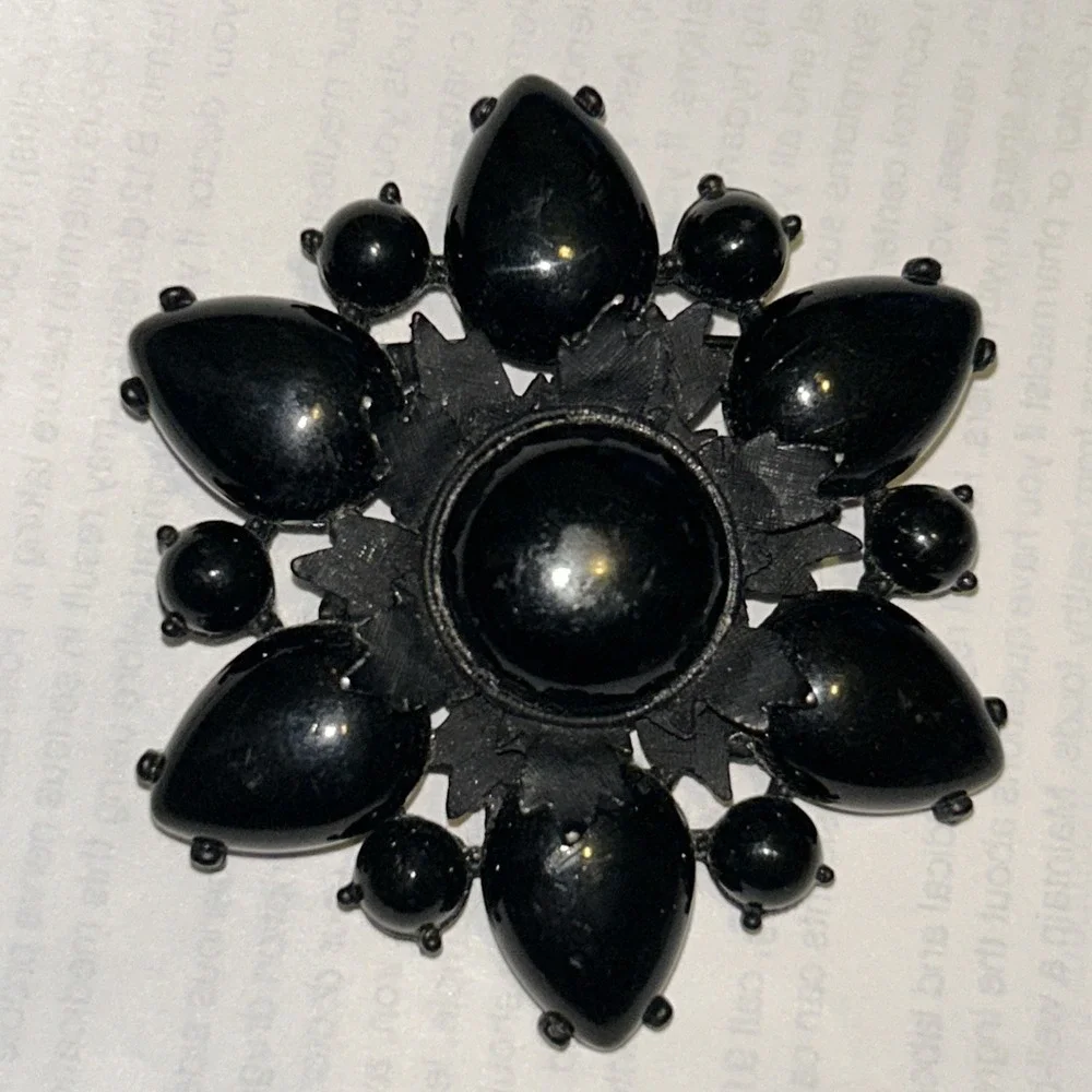 Vintage Black Faceted Teardrop & Round Cabochon Floral Brooch japanned setting